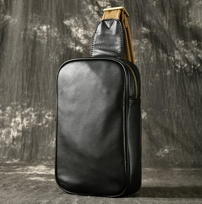 Шкіряна чоловіча сумка нагрудна бананка, барсетка з натуральної шкіри чорна на груди 1490 фото